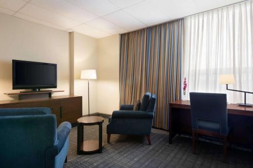 Hotel Admiral Inn & Suites