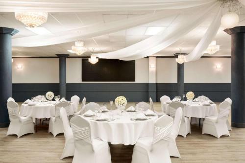Hotel Admiral Inn & Suites
