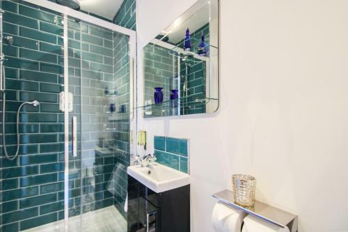 Devonshire House, 5 Bedroom House, Sleeps 12