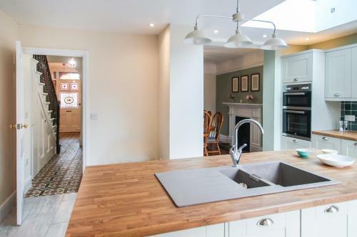 Devonshire House, 5 Bedroom House, Sleeps 12