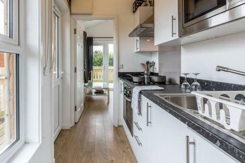 Hazel 3 - Standard Plus One Bed Apartment On Private Estate