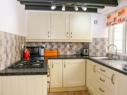 Japonica Cottage, Bourton On The Water