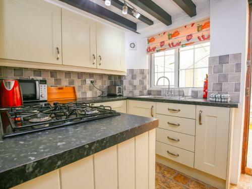 Japonica Cottage, Bourton On The Water