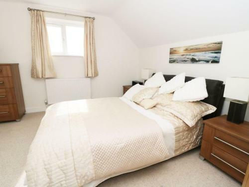 14 Cae Derwydd, Cemaes Bay