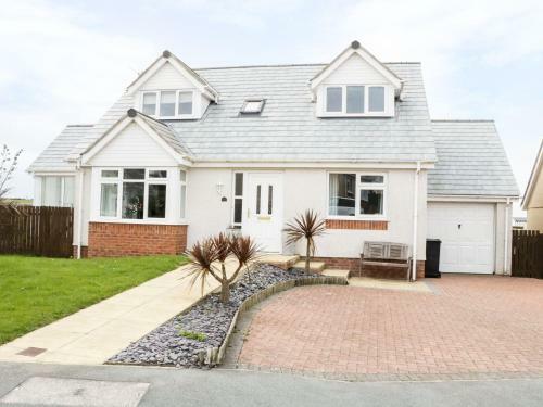 14 Cae Derwydd, Cemaes Bay