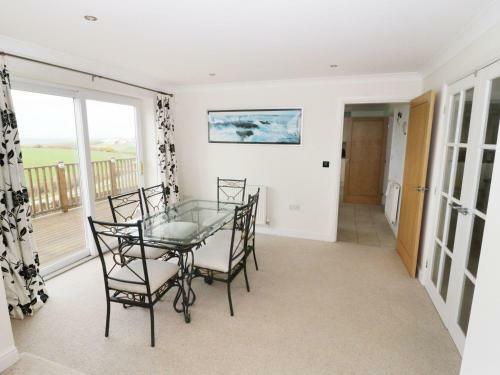 14 Cae Derwydd, Cemaes Bay