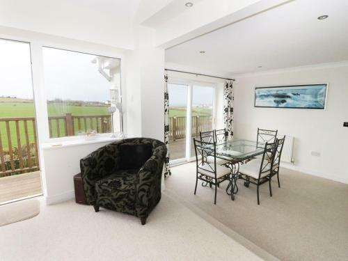 14 Cae Derwydd, Cemaes Bay