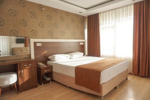 River Hotel