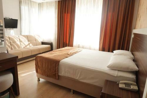 River Hotel