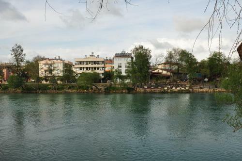 River Hotel