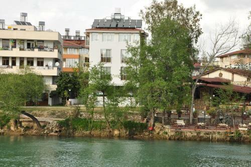 River Hotel