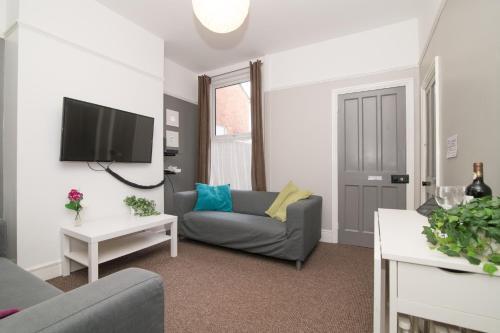 Queensland Lodge (6 Beds, Sleeps 8)
