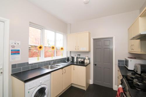 Queensland Lodge (6 Beds, Sleeps 8)