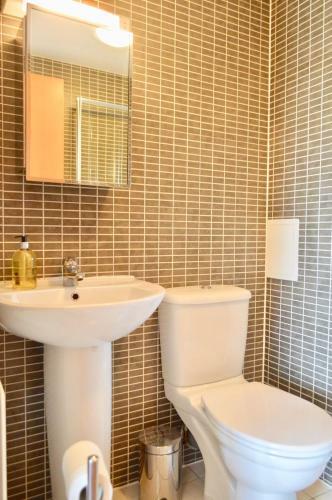 3 Bedroom Canal-side Apartment Sleeps 6