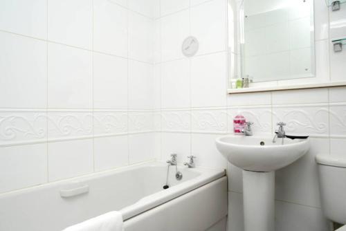 Apartamento 2 Bedroom Flat With Free Garage Parking Sleeps 4