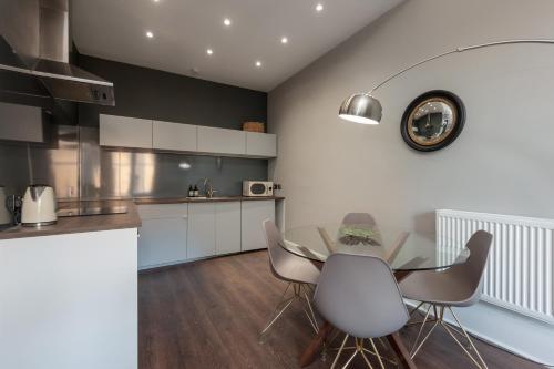 1 Bedroom Apartment In The West End Sleeps 4