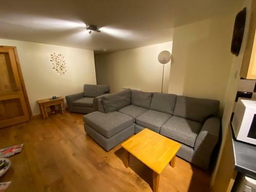 2 Varis Apartments