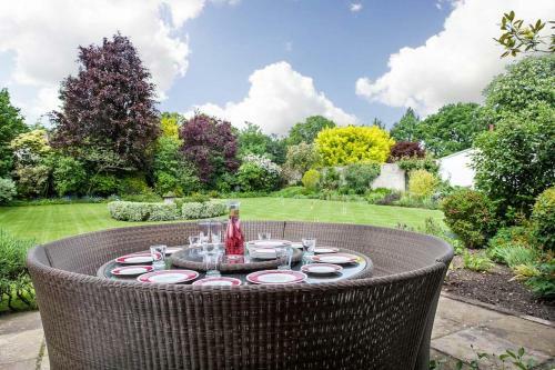 Vicarage House & Pool House