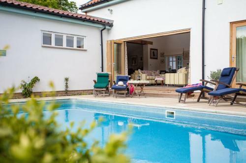 Vicarage House & Pool House