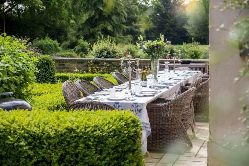 Vicarage House & Pool House