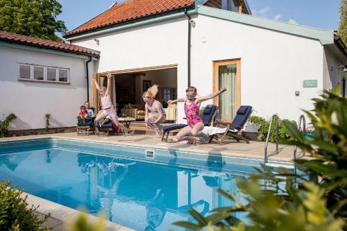 Vicarage House & Pool House