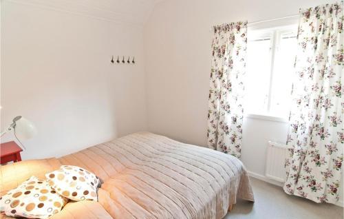 Holiday Home Hangvar Gullauser L�rbro