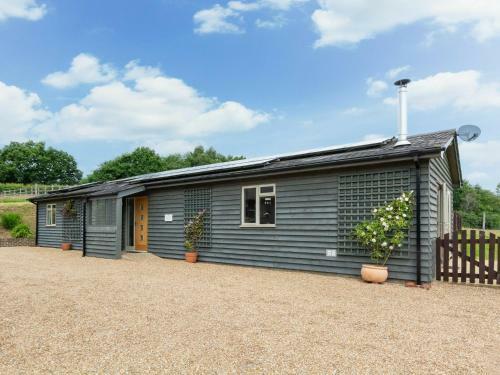 Cozy Holiday Home In Broad Oaks Kent With Private Parking