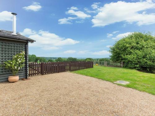 Cozy Holiday Home In Broad Oaks Kent With Private Parking