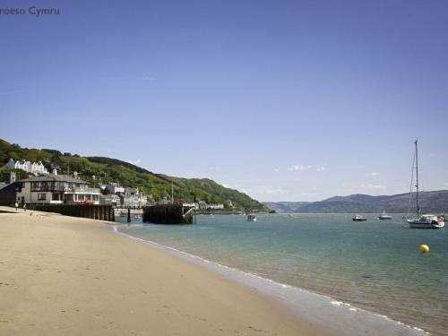 Holiday Home Yr Hendre