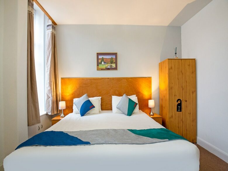 Hostal Oyo Eastbank Hotel