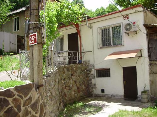 Hostal Apartment On Erekle 25a
