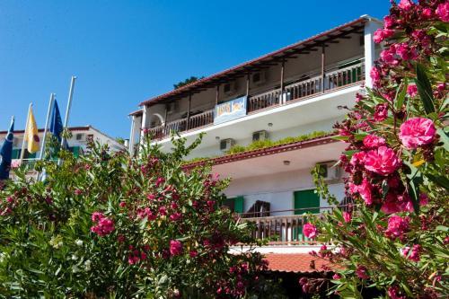 Bastas Hotel & Studios