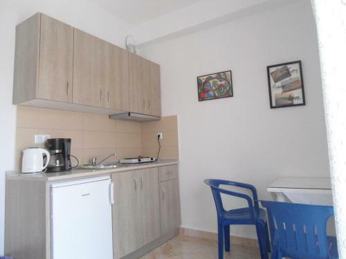 Leonidas Apartments
