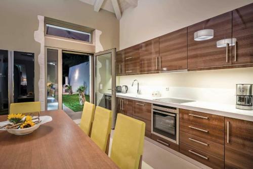 Neromylos Villa Sleeps 10 Air Con Wifi
