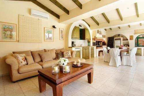 Villa Oasis Pool House