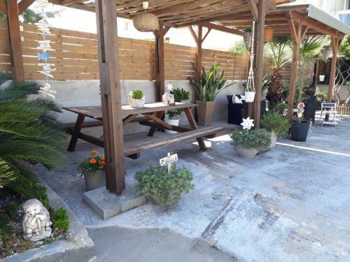 Almirikia Apartments & Rooms