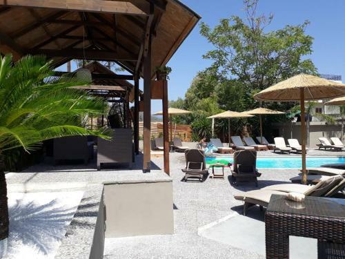 Almirikia Apartments & Rooms