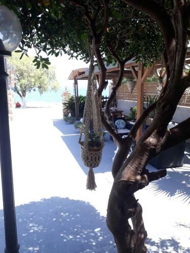 Almirikia Apartments & Rooms