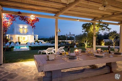 Skaloma Villa Sleeps 20 Pool Air Con