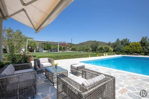 Skaloma Villa Sleeps 20 Pool Air Con