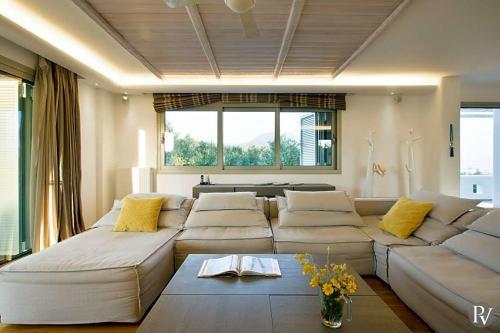 Skaloma Villa Sleeps 20 Pool Air Con