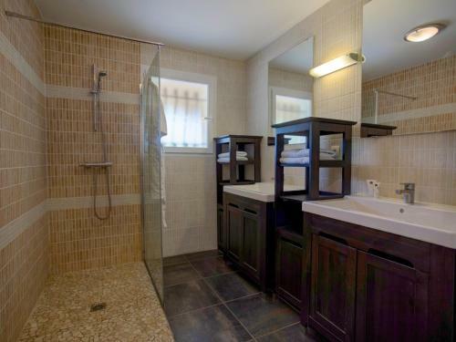 Luxurious Holiday Home In Caunes-minervois With Jacuzzi