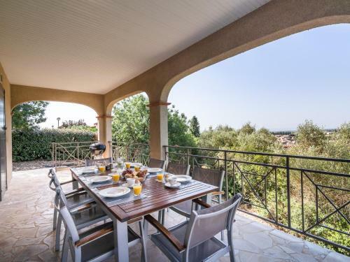 Luxurious Holiday Home In Caunes-minervois With Jacuzzi