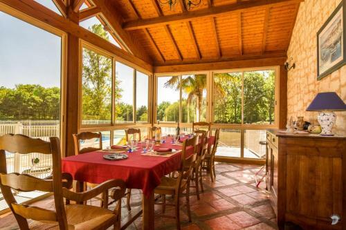 Lussas-et-nontronneau Villa Sleeps 6 Pool