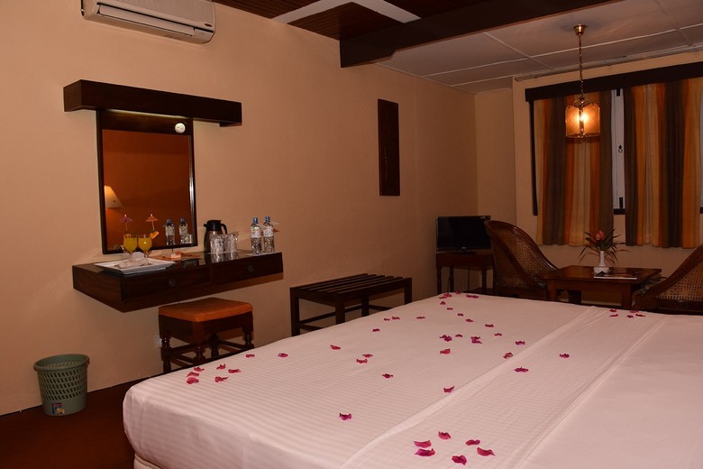 Hotel Ratnaloka Tour Inns