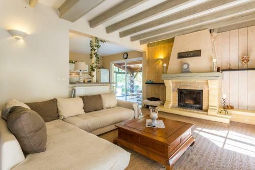 Maurens Villa Sleeps 8 Pool Air Con Wifi