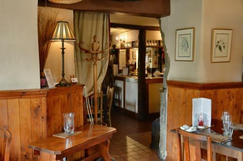 Posada The Crown Country Inn