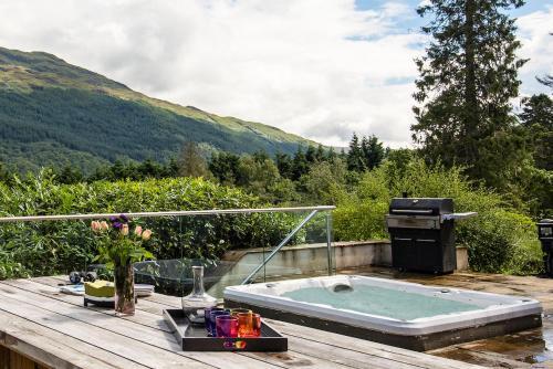 Tarbet Villa Sleeps 20 Wifi