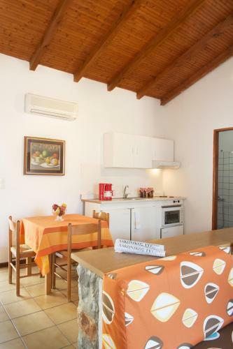 Aparthotel Kotronas Bay Bungalows