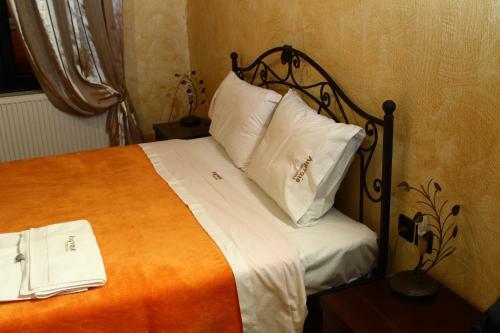 Hostal Limnaio